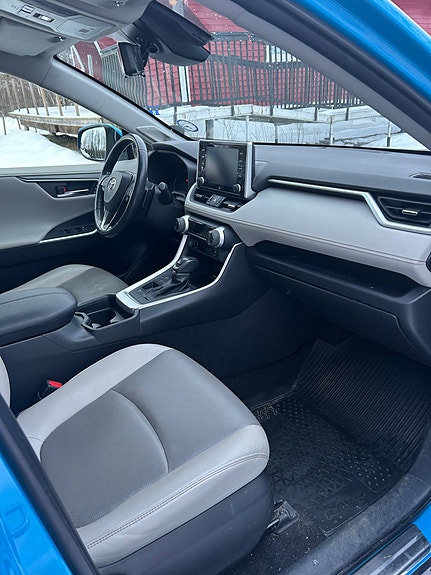 Toyota RAV4 6 of 16