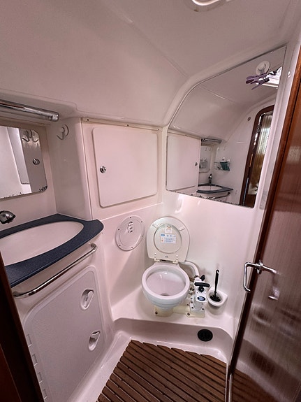 Bavaria 36 AC (3 cab) 11 of 14