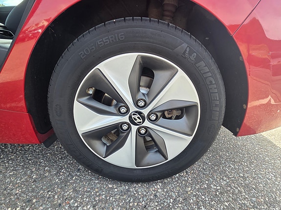 Hyundai IONIQ 10 of 19