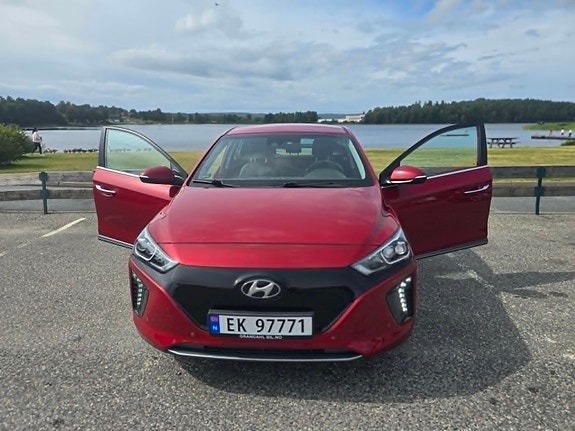Hyundai IONIQ 19 of 19