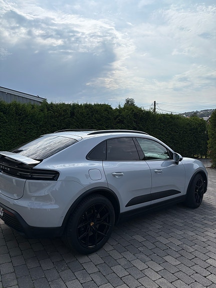 Porsche Macan 4 2 of 15