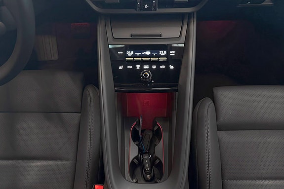 Porsche Macan 4 14 of 15
