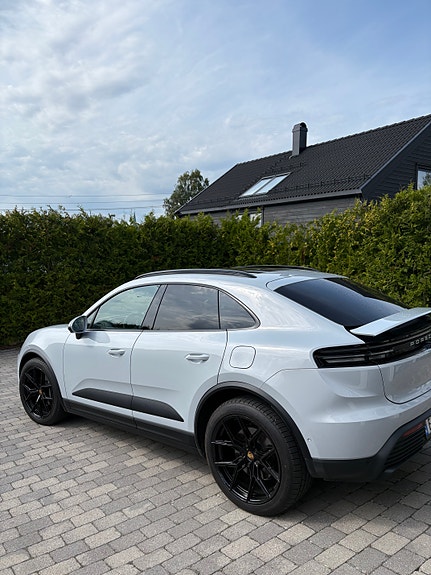 Porsche Macan 4 4 of 15