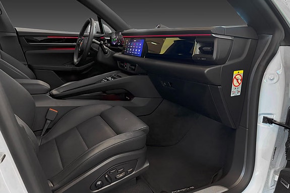 Porsche Macan 4 7 of 15