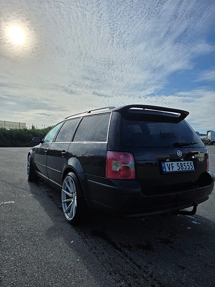 Volkswagen Passat 2 of 19