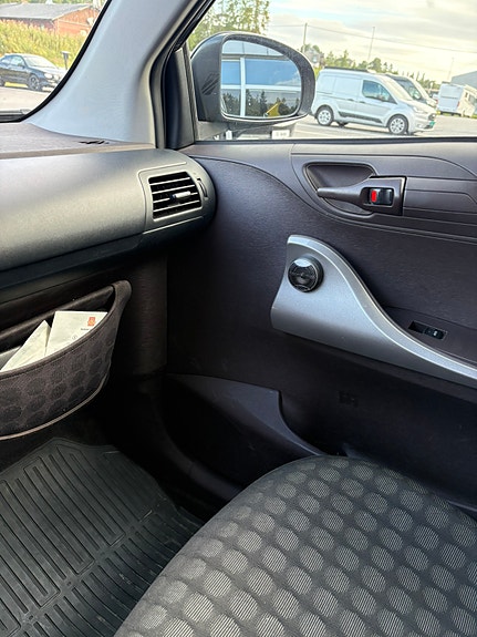 Toyota IQ 29 of 30