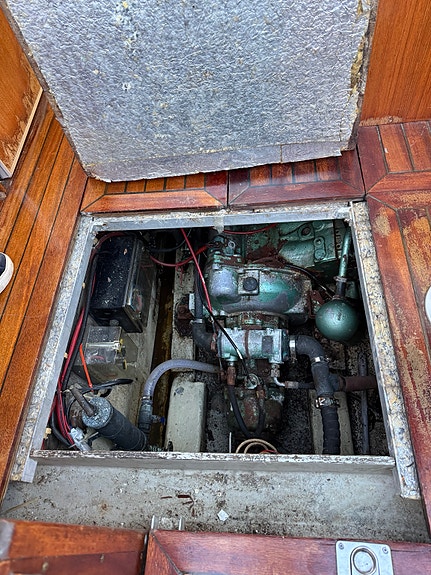Fjord 27 AC – klassisk og romslig turbåt med flott treverk og Perkins diesel 21 of 30