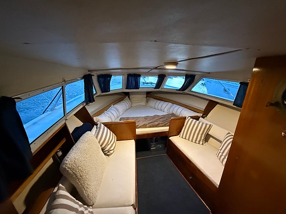 Fjord 27 AC – klassisk og romslig turbåt med flott treverk og Perkins diesel 24 of 30