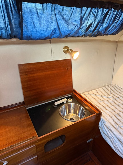 Fjord 27 AC – klassisk og romslig turbåt med flott treverk og Perkins diesel 20 of 30