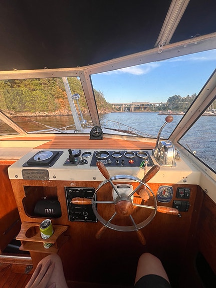 Fjord 27 AC – klassisk og romslig turbåt med flott treverk og Perkins diesel 9 of 30