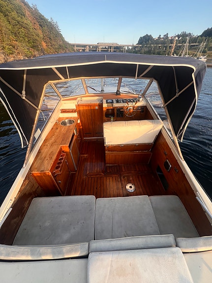 Fjord 27 AC – klassisk og romslig turbåt med flott treverk og Perkins diesel 2 of 30