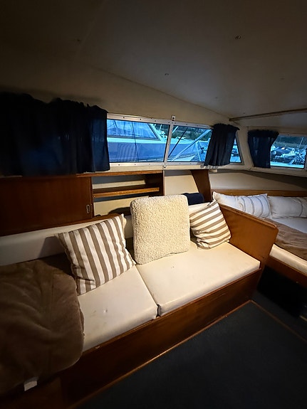 Fjord 27 AC – klassisk og romslig turbåt med flott treverk og Perkins diesel 26 of 30