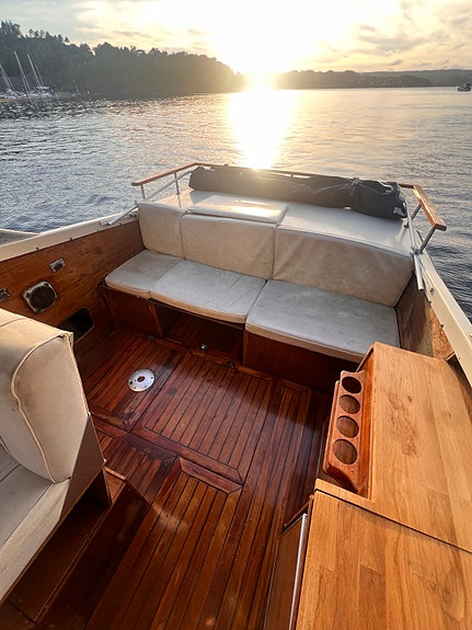 Fjord 27 AC – klassisk og romslig turbåt med flott treverk og Perkins diesel 3 of 30
