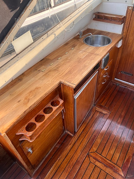 Fjord 27 AC – klassisk og romslig turbåt med flott treverk og Perkins diesel 12 of 30