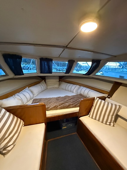 Fjord 27 AC – klassisk og romslig turbåt med flott treverk og Perkins diesel 25 of 30