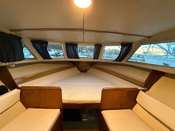 Fjord 27 AC – klassisk og romslig turbåt med flott treverk og Perkins diesel 23 of 30