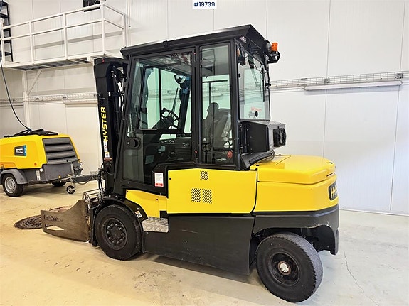Hyster J4.0XN Forklift 2 of 30