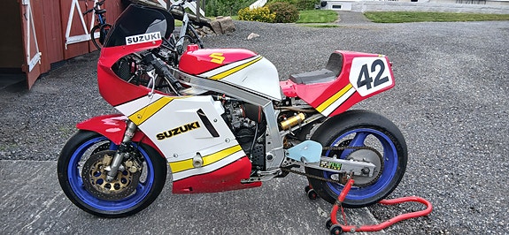 Suzuki GSX R 1100 2 of 7