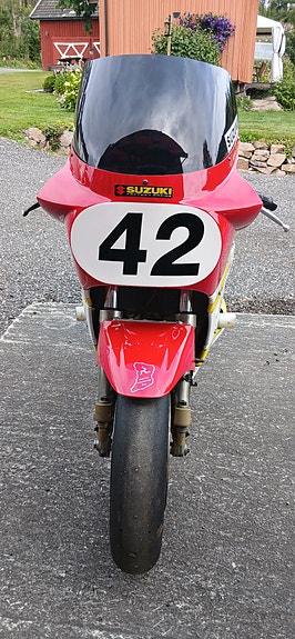 Suzuki GSX R 1100 3 of 7