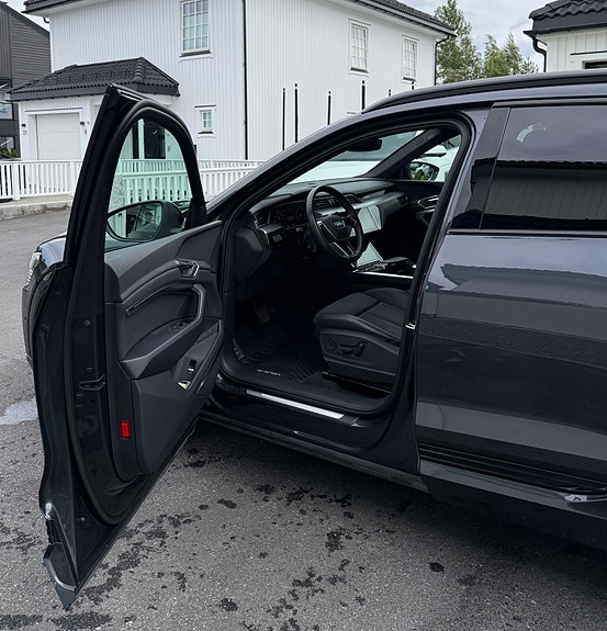 Audi e-tron 8 of 17