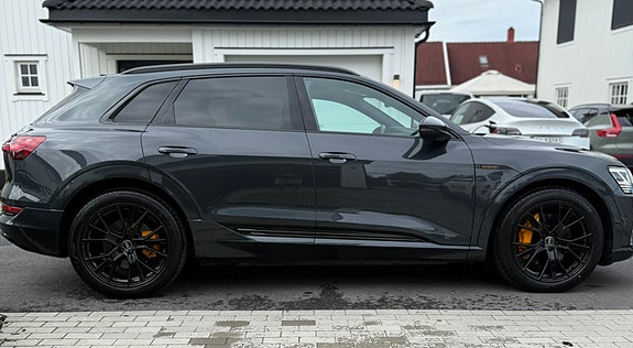 Audi e-tron 2 of 17