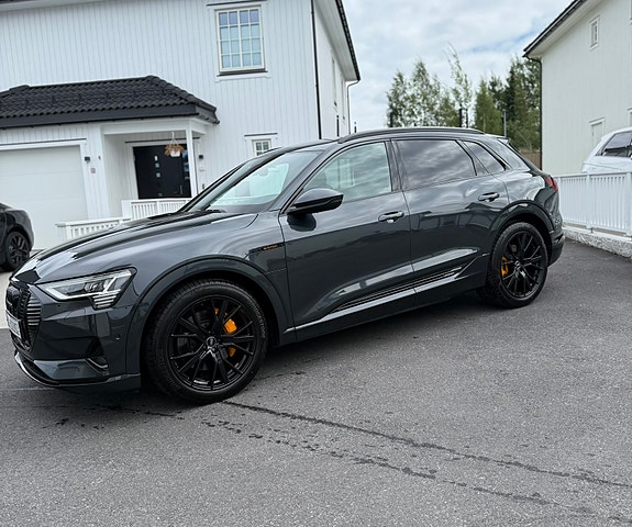Audi e-tron 3 of 17