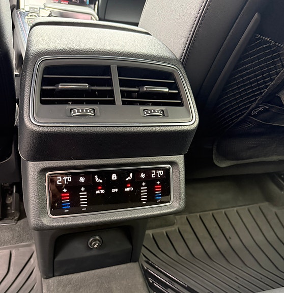 Audi e-tron 12 of 17