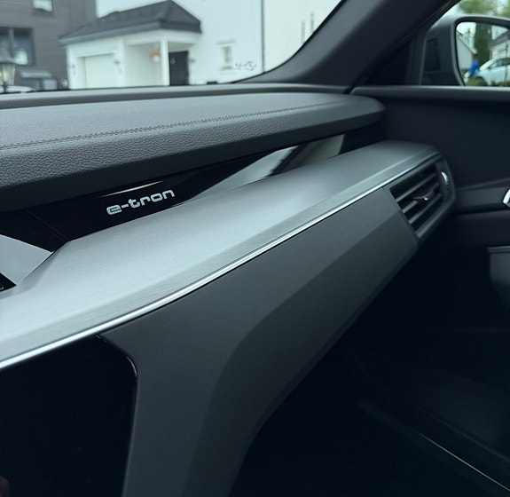 Audi e-tron 10 of 17