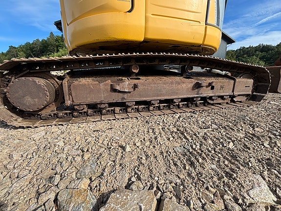 New Holland Kobelco E225 BSR 26 of 30