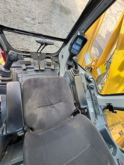 New Holland Kobelco E225 BSR 28 of 30