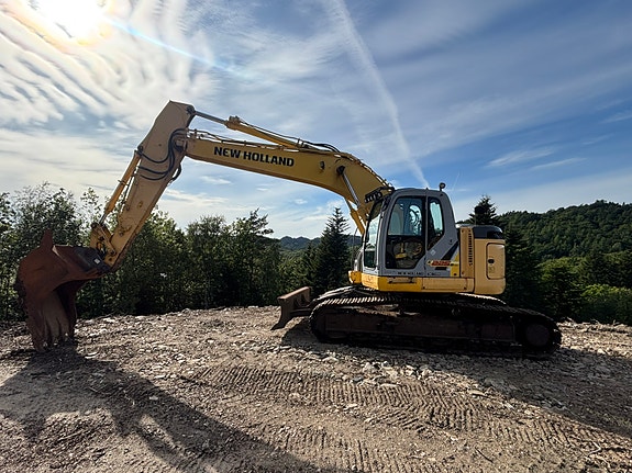 New Holland Kobelco E225 BSR 2 of 30