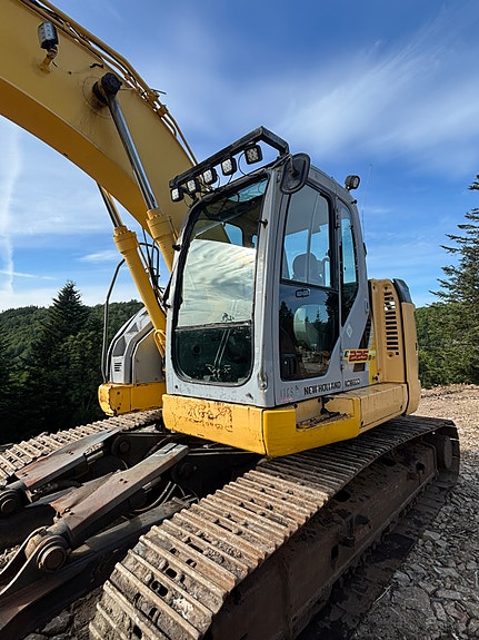 New Holland Kobelco E225 BSR 11 of 30