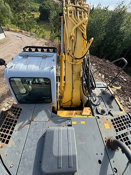 New Holland Kobelco E225 BSR 19 of 30
