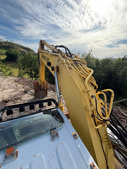 New Holland Kobelco E225 BSR 21 of 30