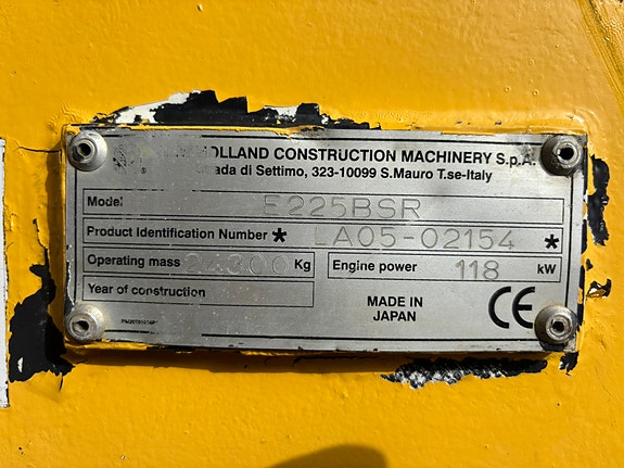 New Holland Kobelco E225 BSR 17 of 30