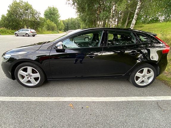 Volvo V40 2 of 30