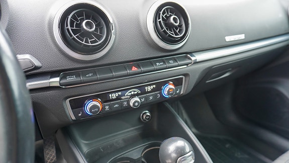 Audi e-tron 9 of 24