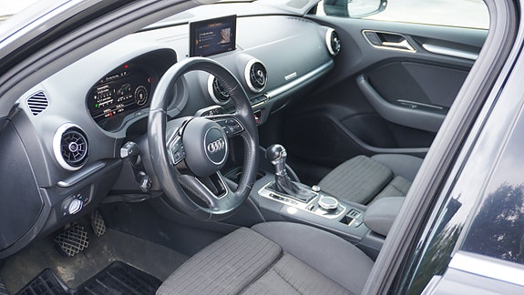 Audi e-tron 10 of 24