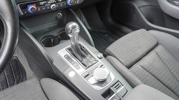 Audi e-tron 11 of 24