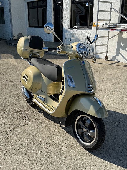Vespa GTS 300 2 of 24