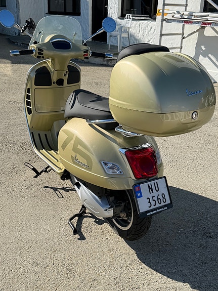 Vespa GTS 300 3 of 24