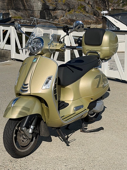 Vespa GTS 300 4 of 24