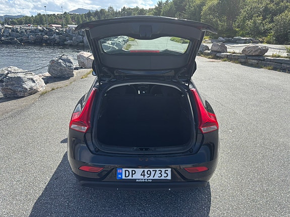 Volvo V40 10 of 16
