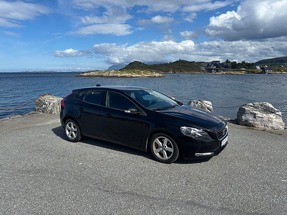 Volvo V40 2 of 16