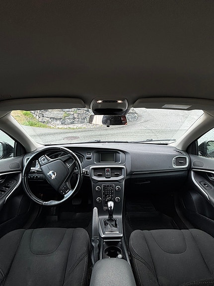 Volvo V40 12 of 16