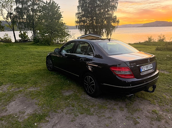 Mercedes-Benz C220 d 2 of 11