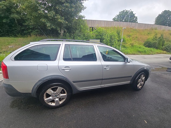Skoda Octavia Scout 2 of 6