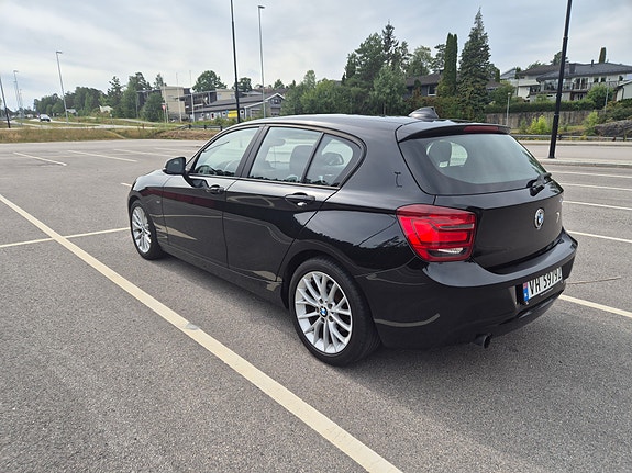 BMW 118i 4 of 5