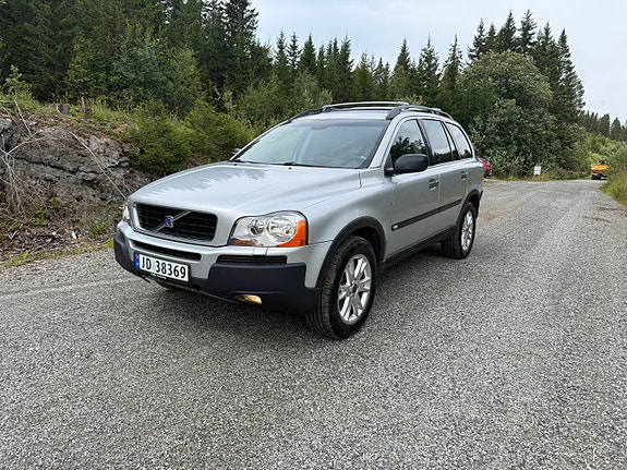 Volvo XC90 2 of 30