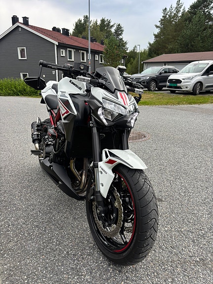Kawasaki Z 900 4 of 12